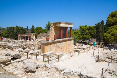 Yunanistan, Girit, Heraklion - 18 Temmuz 2018: Knossos kalıntıları, Çar Minos 'un törensel ve siyasi merkezi. Daedalus, Minotaur, Ariadne ve İkarus efsaneleriyle bağlantılı arkeolojik alan