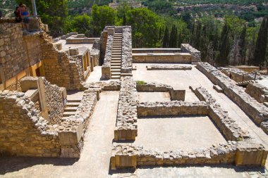 Yunanistan, Girit, Heraklion - 18 Temmuz 2018: Knossos kalıntıları, Çar Minos 'un törensel ve siyasi merkezi. Daedalus, Minotaur, Ariadne ve İkarus efsaneleriyle bağlantılı arkeolojik alan
