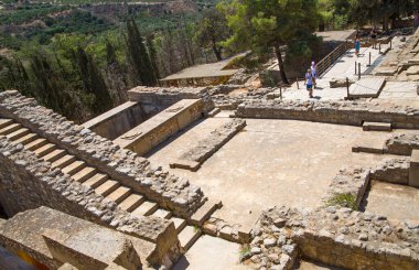 Yunanistan, Girit, Heraklion - 18 Temmuz 2018: Knossos kalıntıları, Çar Minos 'un törensel ve siyasi merkezi. Daedalus, Minotaur, Ariadne ve İkarus efsaneleriyle bağlantılı arkeolojik alan
