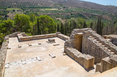 Yunanistan, Girit, Heraklion - 18 Temmuz 2018: Knossos kalıntıları, Çar Minos 'un törensel ve siyasi merkezi. Daedalus, Minotaur, Ariadne ve İkarus efsaneleriyle bağlantılı arkeolojik alan