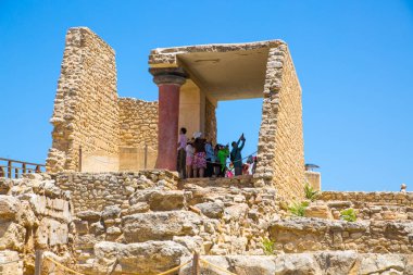 Yunanistan, Girit, Heraklion - 18 Temmuz 2018: Çar Minos 'un Knossos harabelerini, törensel ve siyasi merkezlerini ziyaret eden turistler. Daedalus, Minotaur, Ariadne ve İkarus efsaneleriyle bağlantılı arkeolojik alan