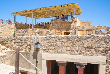 Yunanistan, Girit, Heraklion - 18 Temmuz 2018: Çar Minos 'un Knossos harabelerini, törensel ve siyasi merkezlerini ziyaret eden turistler. Daedalus, Minotaur, Ariadne ve İkarus efsaneleriyle bağlantılı arkeolojik alan