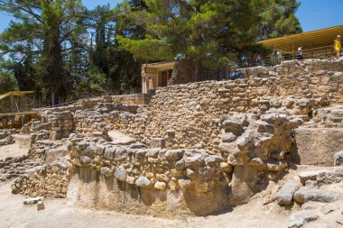 Yunanistan, Girit, Heraklion - 18 Temmuz 2018: Knossos kalıntıları, Çar Minos 'un törensel ve siyasi merkezi. Daedalus, Minotaur, Ariadne ve İkarus efsaneleriyle bağlantılı arkeolojik alan