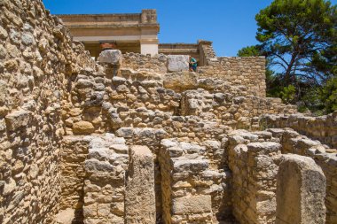 Yunanistan, Girit, Heraklion - 18 Temmuz 2018: Knossos kalıntıları, Çar Minos 'un törensel ve siyasi merkezi. Daedalus, Minotaur, Ariadne ve İkarus efsaneleriyle bağlantılı arkeolojik alan