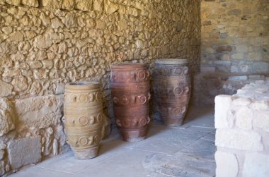 Yunanistan, Girit, Heraklion - 18 Temmuz 2018: Knossos kalıntıları, Çar Minos 'un törensel ve siyasi merkezi. Daedalus, Minotaur, Ariadne ve İkarus efsaneleriyle bağlantılı arkeolojik alan