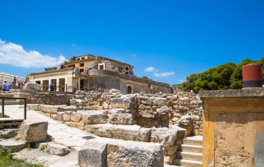 Yunanistan, Girit, Heraklion - 18 Temmuz 2018: Knossos kalıntıları, Çar Minos 'un törensel ve siyasi merkezi. Daedalus, Minotaur, Ariadne ve İkarus efsaneleriyle bağlantılı arkeolojik alan
