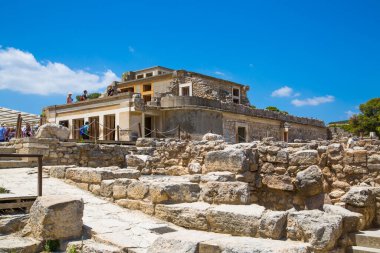 Yunanistan, Girit, Heraklion - 18 Temmuz 2018: Knossos kalıntıları, Çar Minos 'un törensel ve siyasi merkezi. Daedalus, Minotaur, Ariadne ve İkarus efsaneleriyle bağlantılı arkeolojik alan