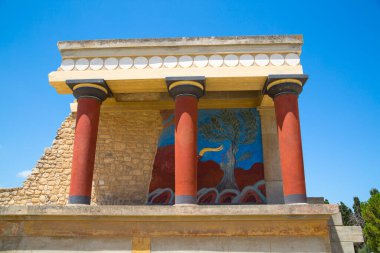 Yunanistan, Girit, Heraklion - 18 Temmuz 2018: Knossos kalıntıları, Çar Minos 'un törensel ve siyasi merkezi. Daedalus, Minotaur, Ariadne ve İkarus efsaneleriyle bağlantılı arkeolojik alan