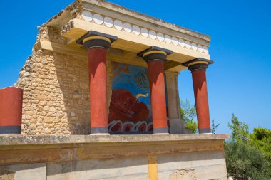 Yunanistan, Girit, Heraklion - 18 Temmuz 2018: Knossos kalıntıları, Çar Minos 'un törensel ve siyasi merkezi. Daedalus, Minotaur, Ariadne ve İkarus efsaneleriyle bağlantılı arkeolojik alan