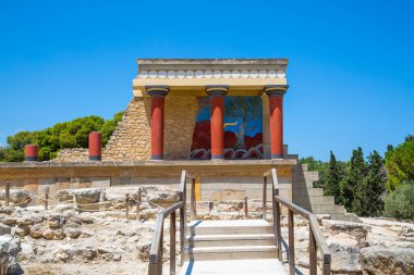 Yunanistan, Girit, Heraklion - 18 Temmuz 2018: Knossos kalıntıları, Çar Minos 'un törensel ve siyasi merkezi. Daedalus, Minotaur, Ariadne ve İkarus efsaneleriyle bağlantılı arkeolojik alan