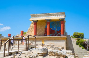 Yunanistan, Girit, Heraklion - 18 Temmuz 2018: Knossos kalıntıları, Çar Minos 'un törensel ve siyasi merkezi. Daedalus, Minotaur, Ariadne ve İkarus efsaneleriyle bağlantılı arkeolojik alan