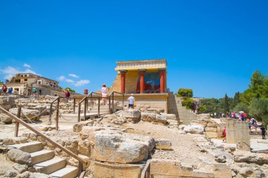 Yunanistan, Girit, Heraklion - 18 Temmuz 2018: Knossos kalıntıları, Çar Minos 'un törensel ve siyasi merkezi. Daedalus, Minotaur, Ariadne ve İkarus efsaneleriyle bağlantılı arkeolojik alan