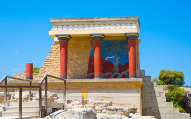 Yunanistan, Girit, Heraklion - 18 Temmuz 2018: Knossos kalıntıları, Çar Minos 'un törensel ve siyasi merkezi. Daedalus, Minotaur, Ariadne ve İkarus efsaneleriyle bağlantılı arkeolojik alan