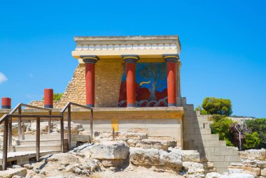 Yunanistan, Girit, Heraklion - 18 Temmuz 2018: Knossos kalıntıları, Çar Minos 'un törensel ve siyasi merkezi. Daedalus, Minotaur, Ariadne ve İkarus efsaneleriyle bağlantılı arkeolojik alan