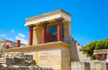 Yunanistan, Girit, Heraklion - 18 Temmuz 2018: Knossos kalıntıları, Çar Minos 'un törensel ve siyasi merkezi. Daedalus, Minotaur, Ariadne ve İkarus efsaneleriyle bağlantılı arkeolojik alan