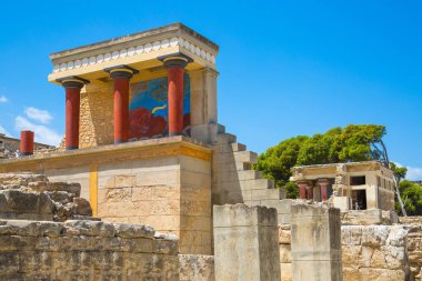 Yunanistan, Girit, Heraklion - 18 Temmuz 2018: Knossos kalıntıları, Çar Minos 'un törensel ve siyasi merkezi. Daedalus, Minotaur, Ariadne ve İkarus efsaneleriyle bağlantılı arkeolojik alan