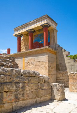 Yunanistan, Girit, Heraklion - 18 Temmuz 2018: Knossos kalıntıları, Çar Minos 'un törensel ve siyasi merkezi. Daedalus, Minotaur, Ariadne ve İkarus efsaneleriyle bağlantılı arkeolojik alan