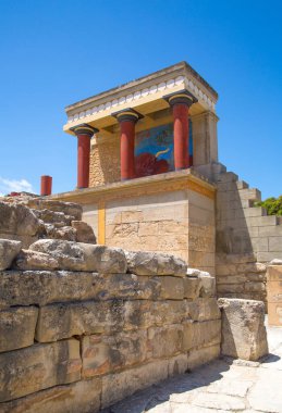 Yunanistan, Girit, Heraklion - 18 Temmuz 2018: Knossos kalıntıları, Çar Minos 'un törensel ve siyasi merkezi. Daedalus, Minotaur, Ariadne ve İkarus efsaneleriyle bağlantılı arkeolojik alan