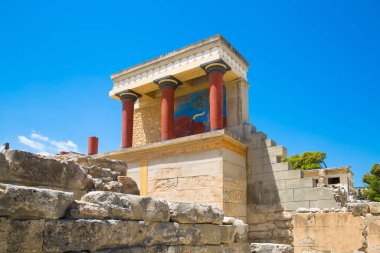 Yunanistan, Girit, Heraklion - 18 Temmuz 2018: Knossos kalıntıları, Çar Minos 'un törensel ve siyasi merkezi. Daedalus, Minotaur, Ariadne ve İkarus efsaneleriyle bağlantılı arkeolojik alan