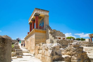 Yunanistan, Girit, Heraklion - 18 Temmuz 2018: Knossos kalıntıları, Çar Minos 'un törensel ve siyasi merkezi. Daedalus, Minotaur, Ariadne ve İkarus efsaneleriyle bağlantılı arkeolojik alan