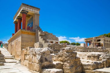 Yunanistan, Girit, Heraklion - 18 Temmuz 2018: Knossos kalıntıları, Çar Minos 'un törensel ve siyasi merkezi. Daedalus, Minotaur, Ariadne ve İkarus efsaneleriyle bağlantılı arkeolojik alan