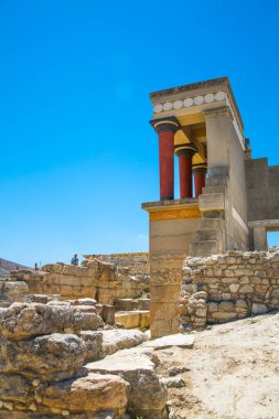 Yunanistan, Girit, Heraklion - 18 Temmuz 2018: Knossos kalıntıları, Çar Minos 'un törensel ve siyasi merkezi. Daedalus, Minotaur, Ariadne ve İkarus efsaneleriyle bağlantılı arkeolojik alan