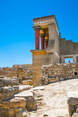 Yunanistan, Girit, Heraklion - 18 Temmuz 2018: Knossos kalıntıları, Çar Minos 'un törensel ve siyasi merkezi. Daedalus, Minotaur, Ariadne ve İkarus efsaneleriyle bağlantılı arkeolojik alan