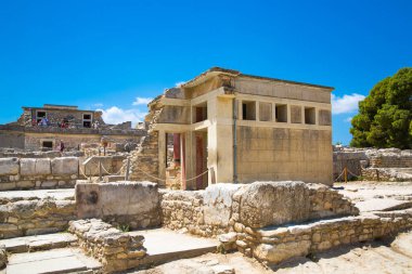 Yunanistan, Girit, Heraklion - 18 Temmuz 2018: Knossos kalıntıları, Çar Minos 'un törensel ve siyasi merkezi. Daedalus, Minotaur, Ariadne ve İkarus efsaneleriyle bağlantılı arkeolojik alan