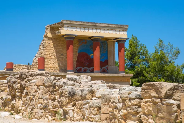 Yunanistan, Girit, Heraklion - 18 Temmuz 2018: Knossos kalıntıları, Çar Minos 'un törensel ve siyasi merkezi. Daedalus, Minotaur, Ariadne ve İkarus efsaneleriyle bağlantılı arkeolojik alan