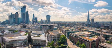 Sabahın ilk ışıklarıyla Londra şehri. Modern gökdelenleri olan iş ve bankacılık alanı. Londra, İngiltere