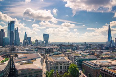 Londra, İngiltere - 20 Haziran 2019: Güneşli bir günde Londra şehri manzarası. Bakış açısına ofis binaları bankacılık ve finans bölgesi