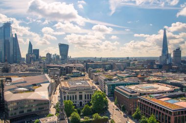 Londra, İngiltere - 20 Haziran 2019: Güneşli bir günde Londra şehri manzarası. Bakış açısına ofis binaları bankacılık ve finans bölgesi