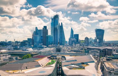Londra, İngiltere - 20 Haziran 2019: Güneşli bir günde Londra şehri manzarası. Bakış açısına ofis binaları bankacılık ve finans bölgesi