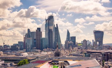 Londra, İngiltere - 20 Haziran 2019: Güneşli bir günde Londra şehri manzarası. Bakış açısına ofis binaları bankacılık ve finans bölgesi