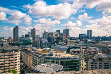 Londra, İngiltere - 20 Haziran 2019: Güneşli bir günde Londra şehri manzarası. Bakış açısına ofis binaları bankacılık ve finans bölgesi