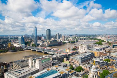 Londra, İngiltere - 20 Haziran 2019: Güneşli bir günde Londra şehri manzarası. Bakış açısı arasında ofis binaları bankacılık ve finans bölgesi, Thames nehri ve Londra Köprüsü yer alıyor