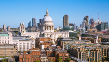 Londra, İngiltere - 20 Haziran 2019: Güneşli bir günde Londra şehri manzarası. Bakış açısı arasında ofis binaları bankacılık ve finans bölgesi, St. pal Katedrali yer alıyor