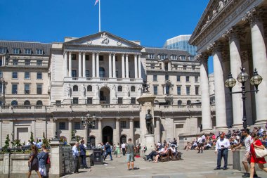 Londra, İngiltere - 20 Haziran 2019: Bank of England in the City. Ana cephe ve bankanın önündeki insanlar.