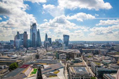 Londra, İngiltere - 20 Haziran 2019: Güneşli bir günde Londra şehri manzarası. Bakış açısına ofis binaları bankacılık ve finans bölgesi