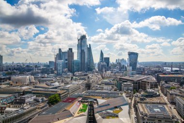 Londra, İngiltere - 20 Haziran 2019: Güneşli bir günde Londra şehri manzarası. Bakış açısına ofis binaları bankacılık ve finans bölgesi