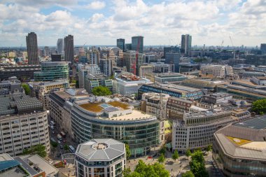 Londra, İngiltere - 20 Haziran 2019: Güneşli bir günde Londra şehri manzarası. Bakış açısına ofis binaları bankacılık ve finans bölgesi