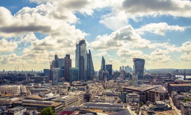 Londra, İngiltere - 20 Haziran 2019: Güneşli bir günde Londra şehri manzarası. Bakış açısına ofis binaları bankacılık ve finans bölgesi