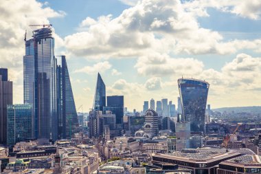 Londra, İngiltere - 20 Haziran 2019: Güneşli bir günde Londra şehri manzarası. Bakış açısına ofis binaları bankacılık ve finans bölgesi
