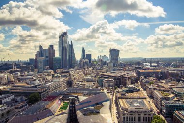 Londra, İngiltere - 20 Haziran 2019: Güneşli bir günde Londra şehri manzarası. Bakış açısına ofis binaları bankacılık ve finans bölgesi