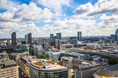 Londra, İngiltere - 20 Haziran 2019: Güneşli bir günde Londra şehri manzarası. Bakış açısına ofis binaları bankacılık ve finans bölgesi