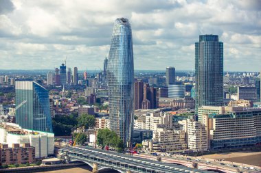 Londra, İngiltere - 20 Haziran 2019: Güneşli bir günde Londra şehri manzarası. Bakış açısına ofis binaları bankacılık ve finans bölgesi