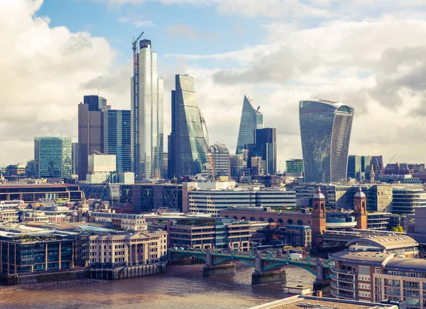 朝の優しい光の中でロンドン市 近代的な高層ビルがあるビジネスや銀行エリア イギリスのロンドン — ストック写真