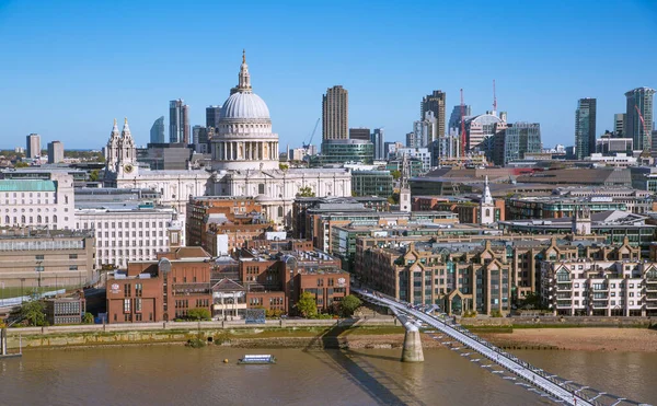 ロンドン イギリス 2019年6月20日 晴れた日のロンドン市内の景色 ビューには オフィスビル銀行や金融地区 川テムズ川とロンドン橋が含まれます — ストック写真