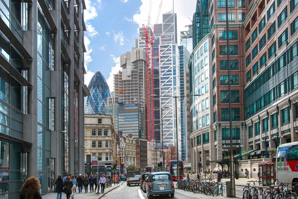 2019年6月20日 伦敦市阳光下的街道景观 景观包括写字楼 银行及金融区及过路人士 — 图库照片