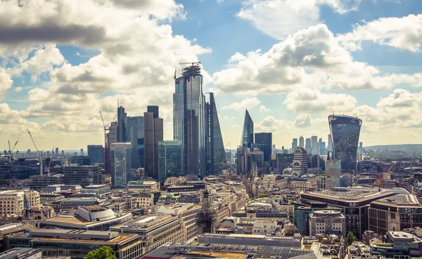 朝の優しい光の中でロンドン市 近代的な高層ビルがあるビジネスや銀行エリア イギリスのロンドン — ストック写真